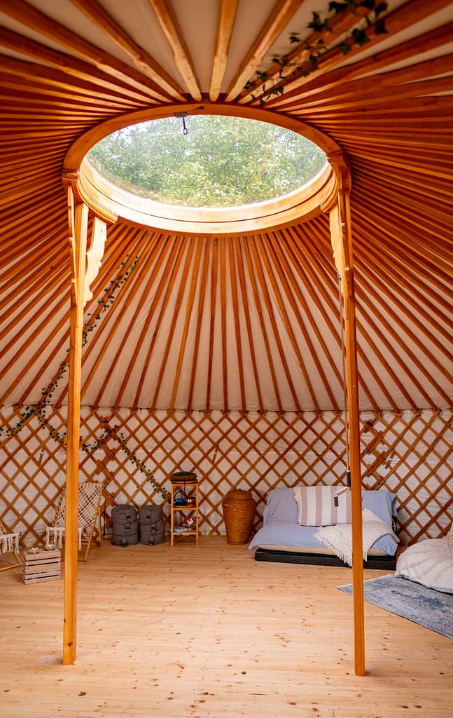 Interiér jurty Andělky s dvěmi fotony pro pohodlné posezení nebo spánek. Pohled do nebes skrze střešní světlýk.