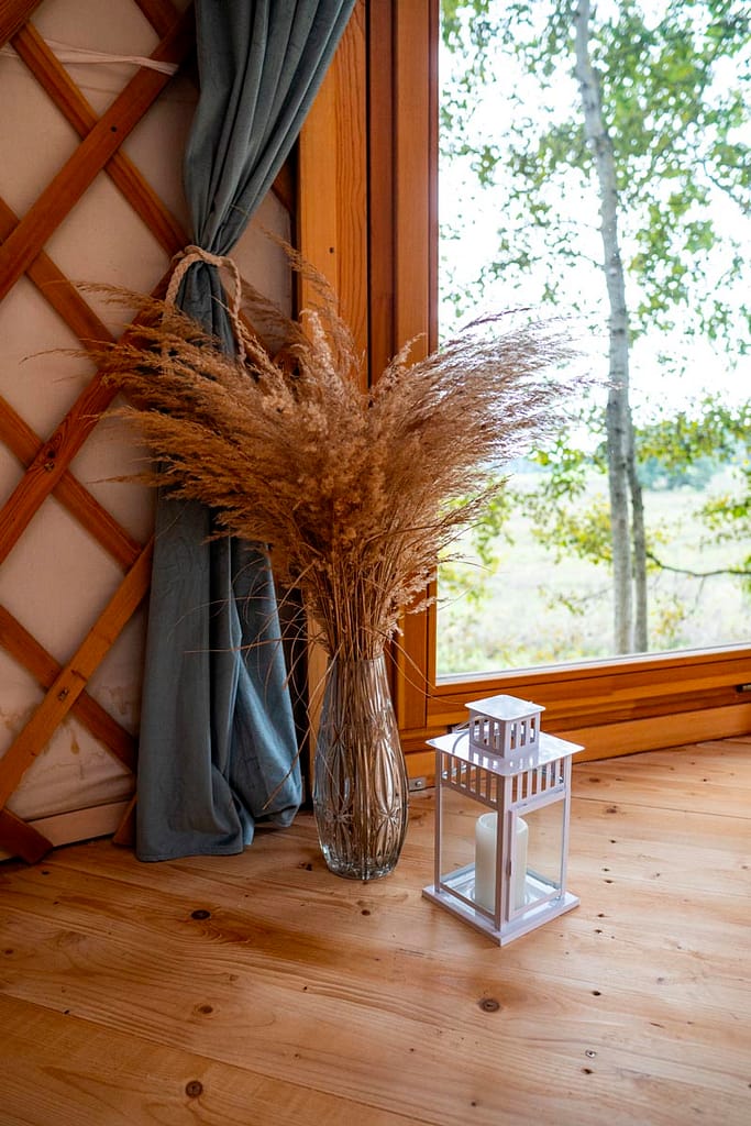 Interiér jurty Andělky jemné dekorace zůtulňují celý prostor.