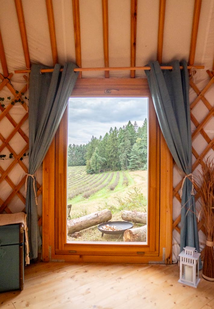 Jurta Andělka a její fascinující výhled z okna. Na ohniště, rybízové pole a nekonečné lesy.