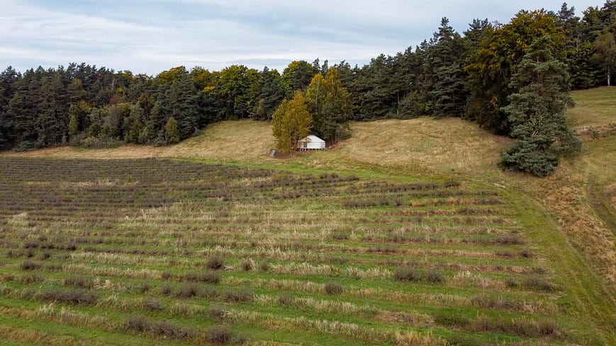 jurta Andělka se nachází na kopečku pod Čertovou zdí nedaleko Ještědu. Okolí zdobí nekonečné rybízové pole.