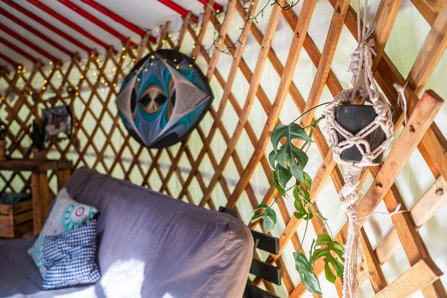 Interiér jurty Rozárky s uměním vystaveným na stěně.