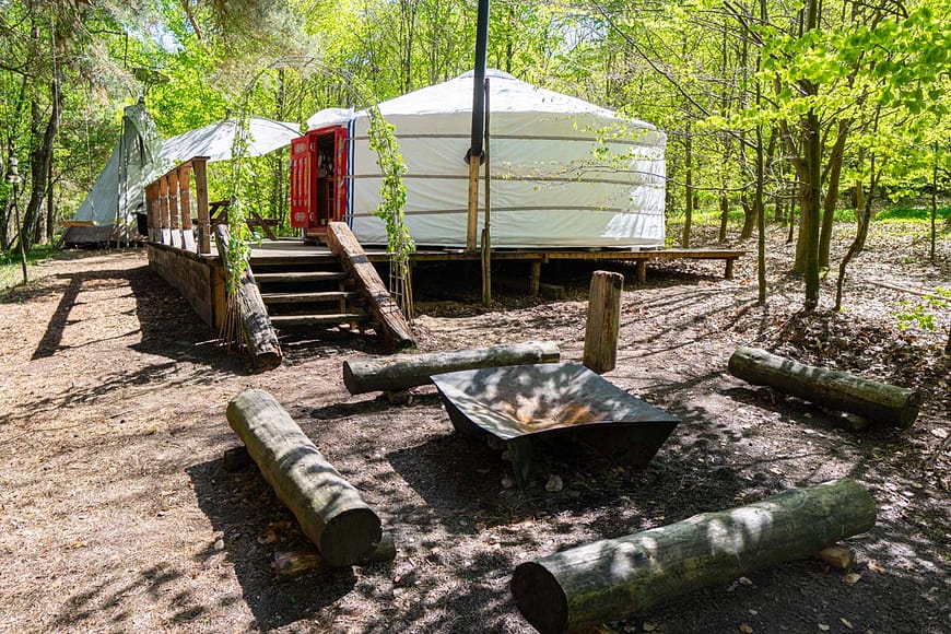 Jurta Rozárka v jarních barvách. S ohništěm a posezením.