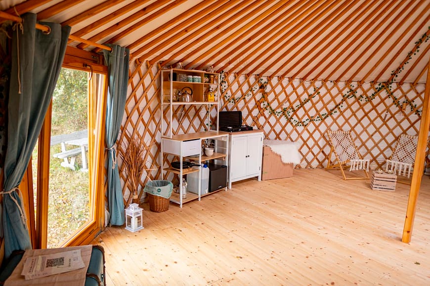 Interiér jurty Andělky s plnohodnotnou kuchyňkou pro přípravu výborných pokrmů.