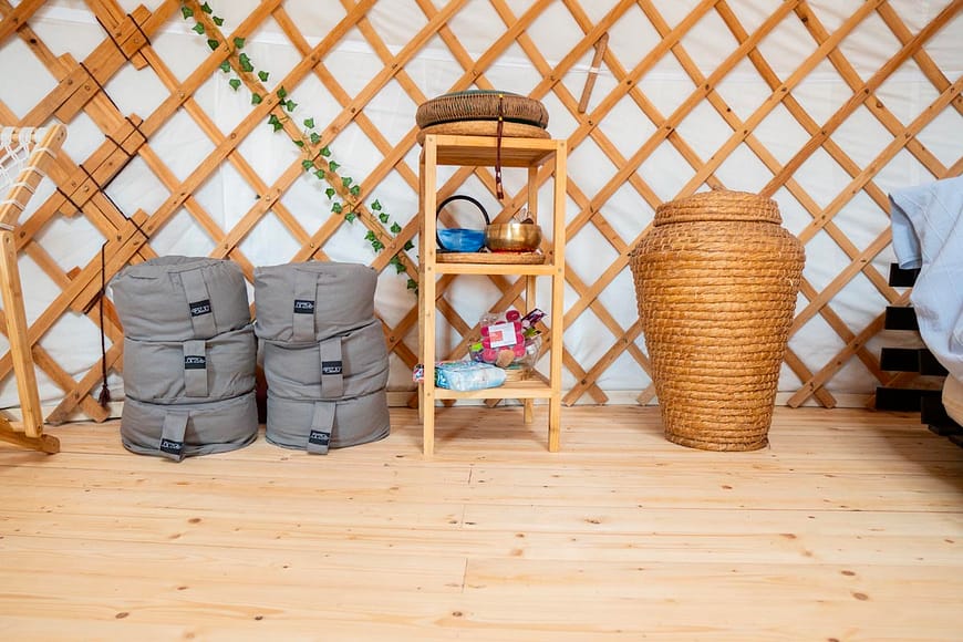 Interiér jurty Andělky. nespočet hudebních nástrojů jako například HandPan, Tibetská mísa, zvonkohry. Nechybí sedáky vhodné na meditaci či yógu. Spousty svíček a vonných svíček nesmí chybět.