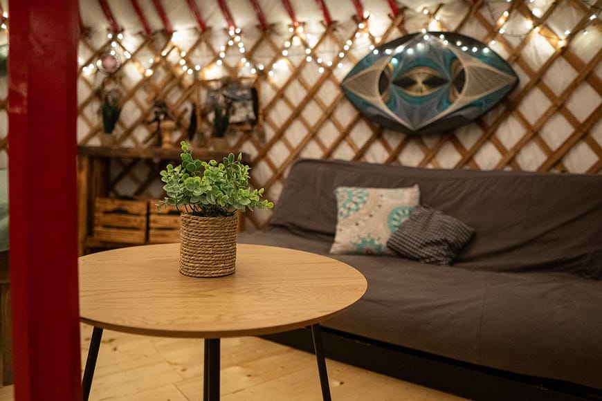 Večerní interiér jurty Rozárky s rozkládacím Futonem pro pohodlné posezení případný kvalitní spánek.