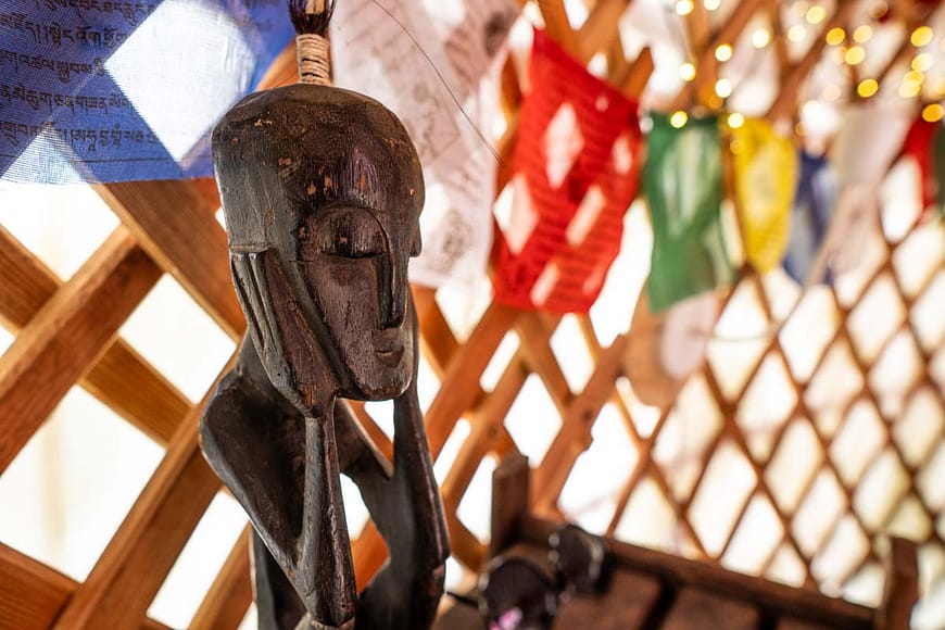 Dekorace v interiéru jurty Rozárky.