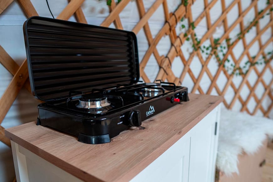 Interiér jurty Andělky s plně vybavenou kuchyňkou pro přípravu skvělého jídla.