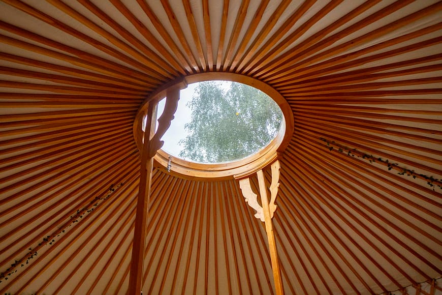 Pohled do nebes skrze střešní světlýk v jurtě Andělce.