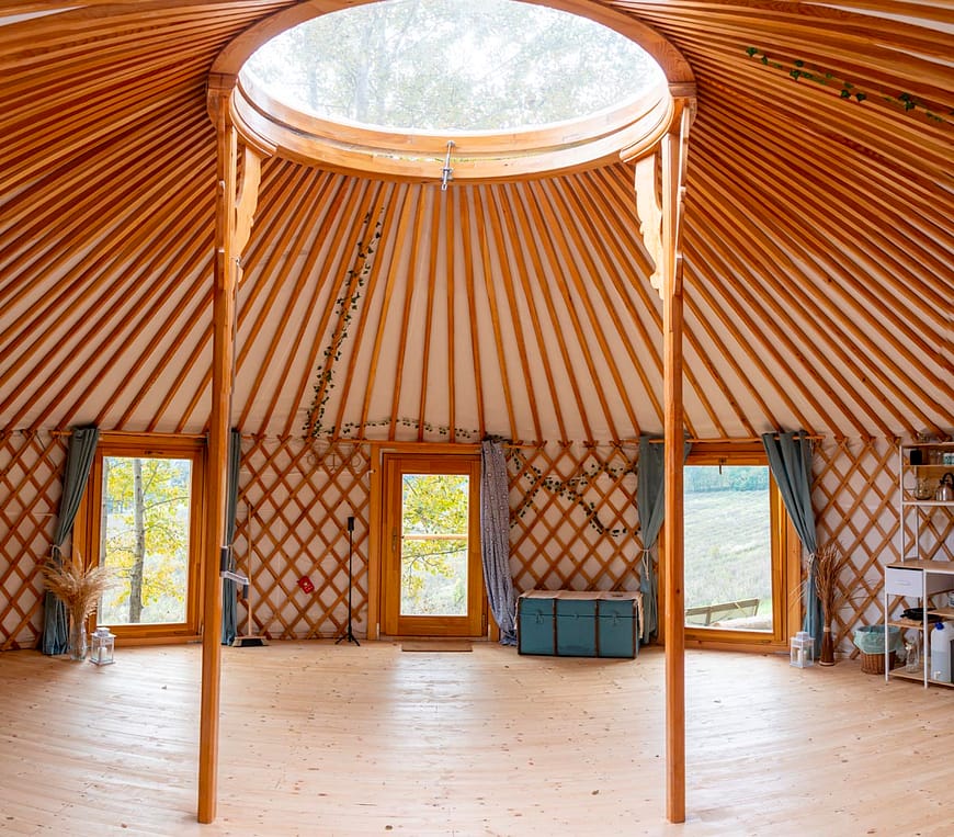 Prostorný interiér jurty Andělky. Vhodný pro workshopy, yógové retreaty nebo jen romantický pobyt ve dvou. Vhodná celoročně.